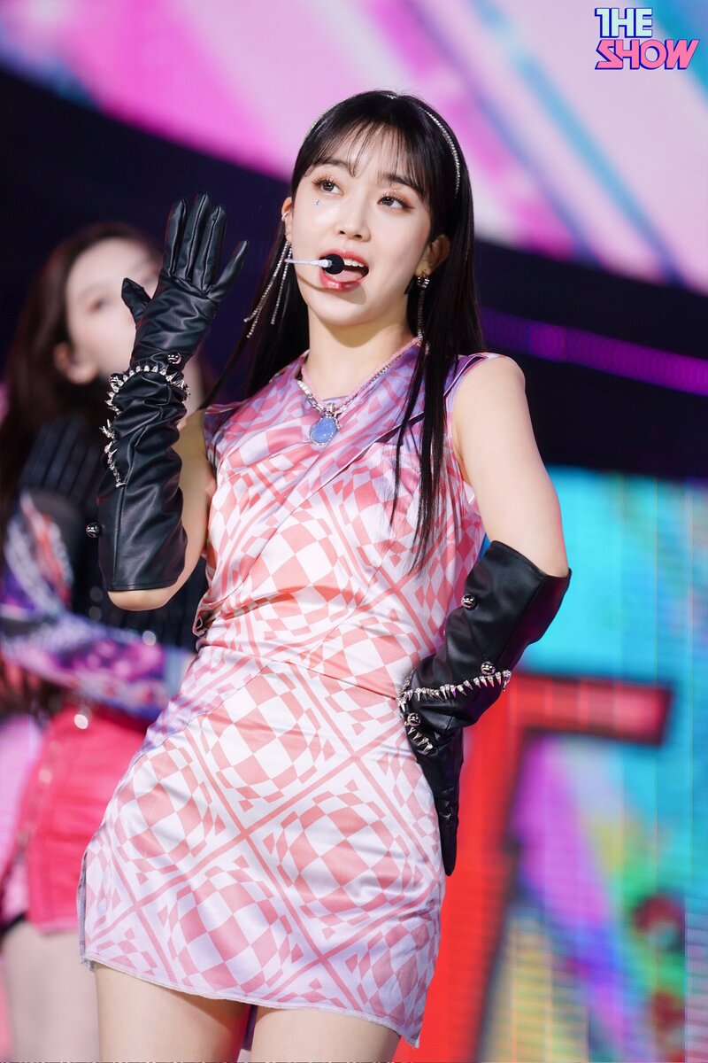 220308 STAYC - 'RUN2U' at The Show documents 6