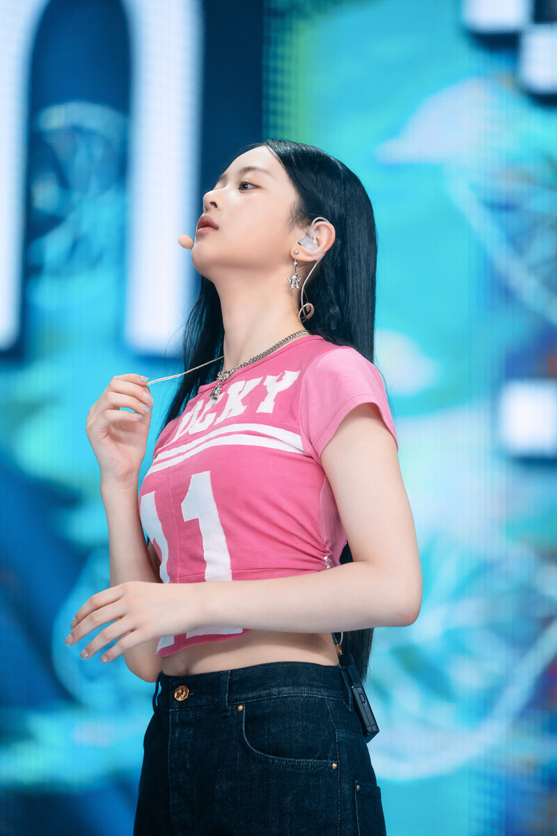 220807 NewJeans Hanni 'Attention' at Inkigayo documents 16