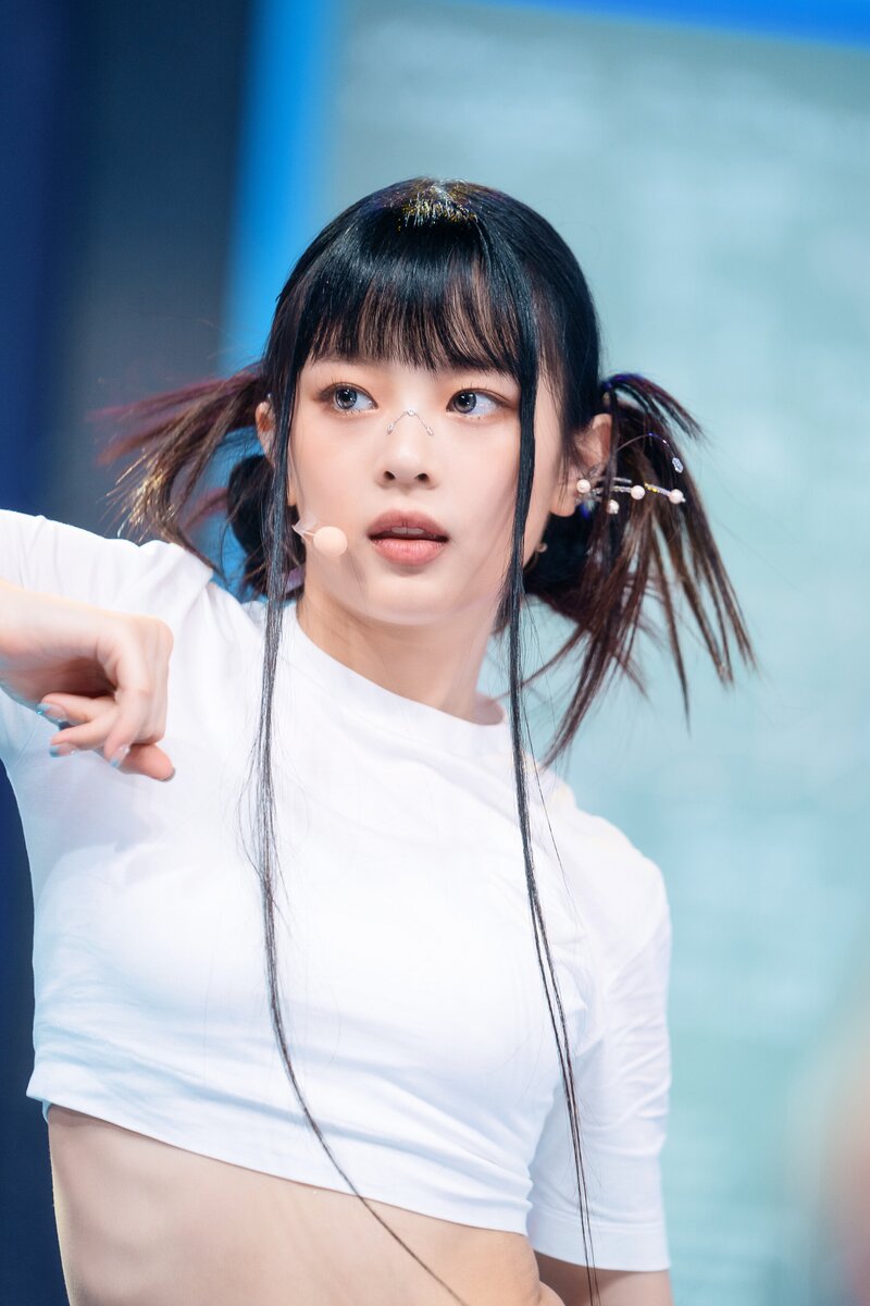 220807 NewJeans Hanni 'Cookie' at Inkigayo documents 18
