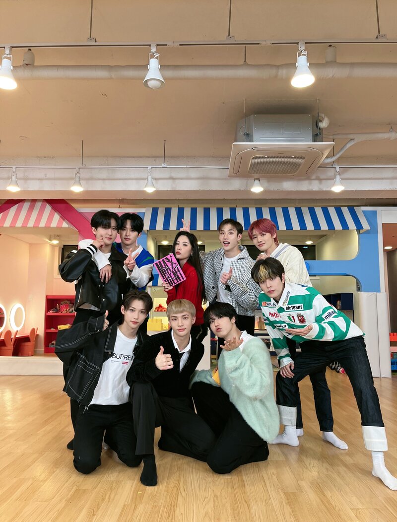 221020 STRAY KIDS Twitter Update with Sunmi documents 1