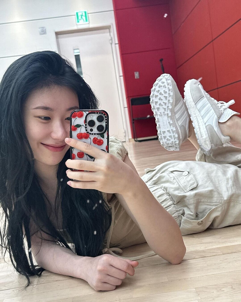 230619 - ITZY Chaeryeong Instagram Update documents 1