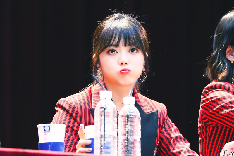 180302 Weki Meki Suyeon at 'Lucky' Fansign documents 2