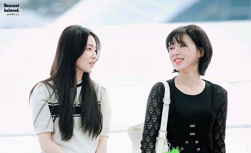 230519 RED VELVET Irene and Wendy at Incheon International Airport documents 3