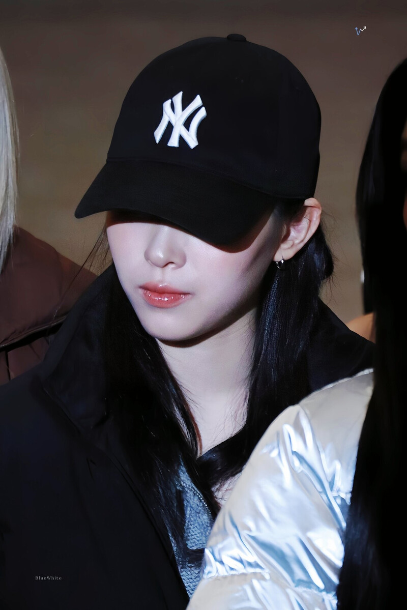 241013 ITZY Ryujin at Gimpo International Airport documents 3