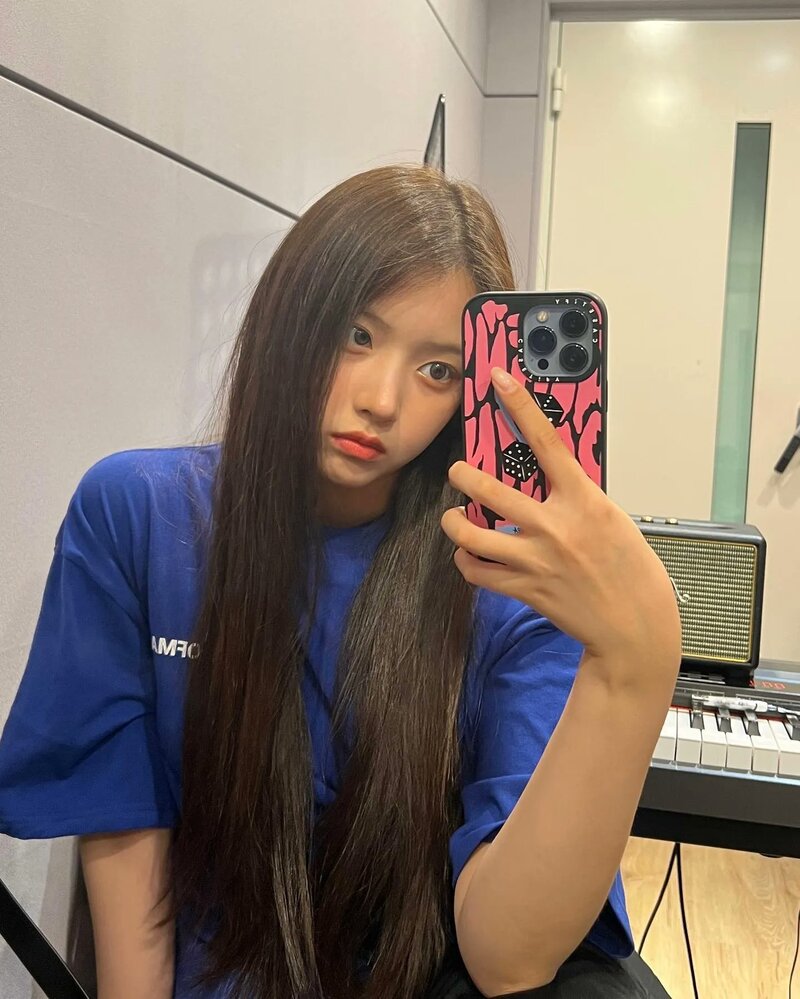220606 NMIXX Instagram Update - Jiwoo documents 3