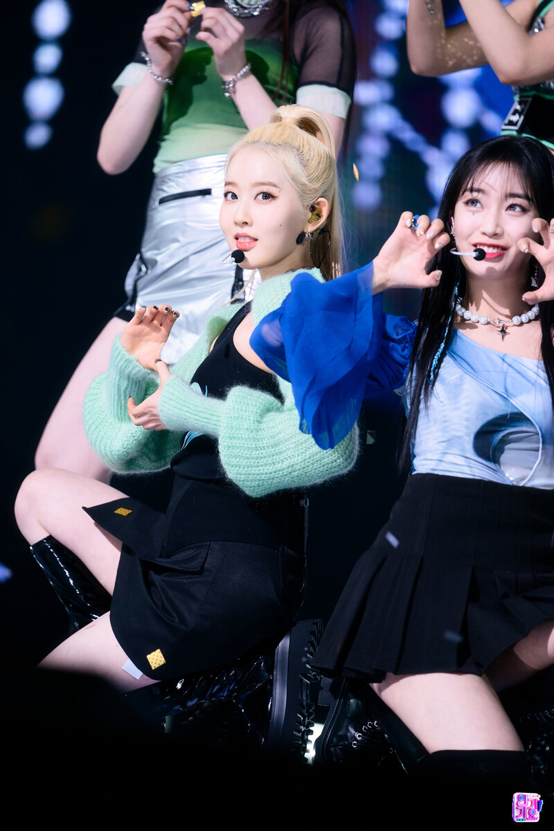 220306 STAYC Sieun - 'RUN2U' at Inkigayo documents 15