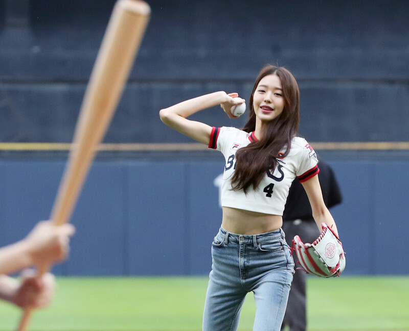 Wonyoung's baseball tee (Doosan Bears), K-Wave di Carousell