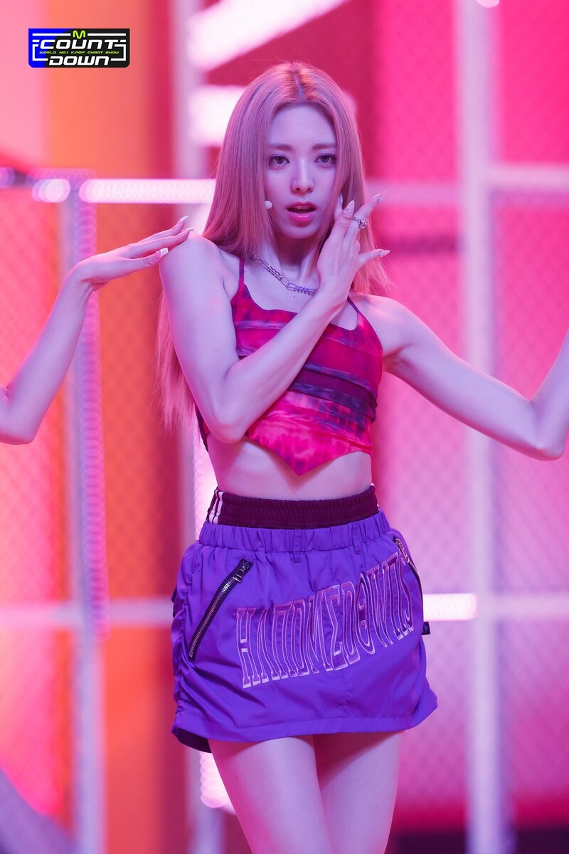 220721 ITZY Yuna - 'SNEAKERS' at M Countdown documents 17