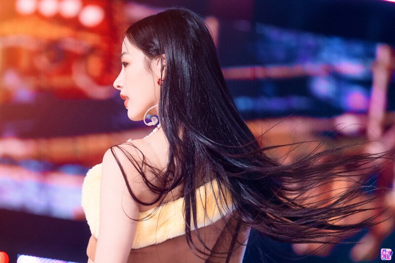 220821 NewJeans Minji - 'Attention' at Inkigayo documents 7