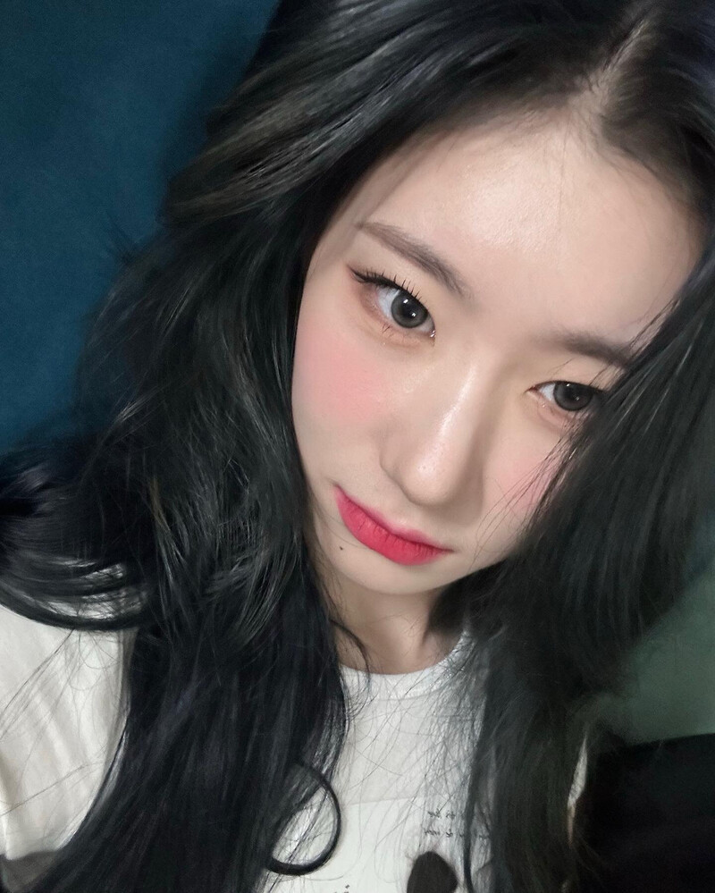 230426 - ITZY Chaeryeong Instagram Update documents 1