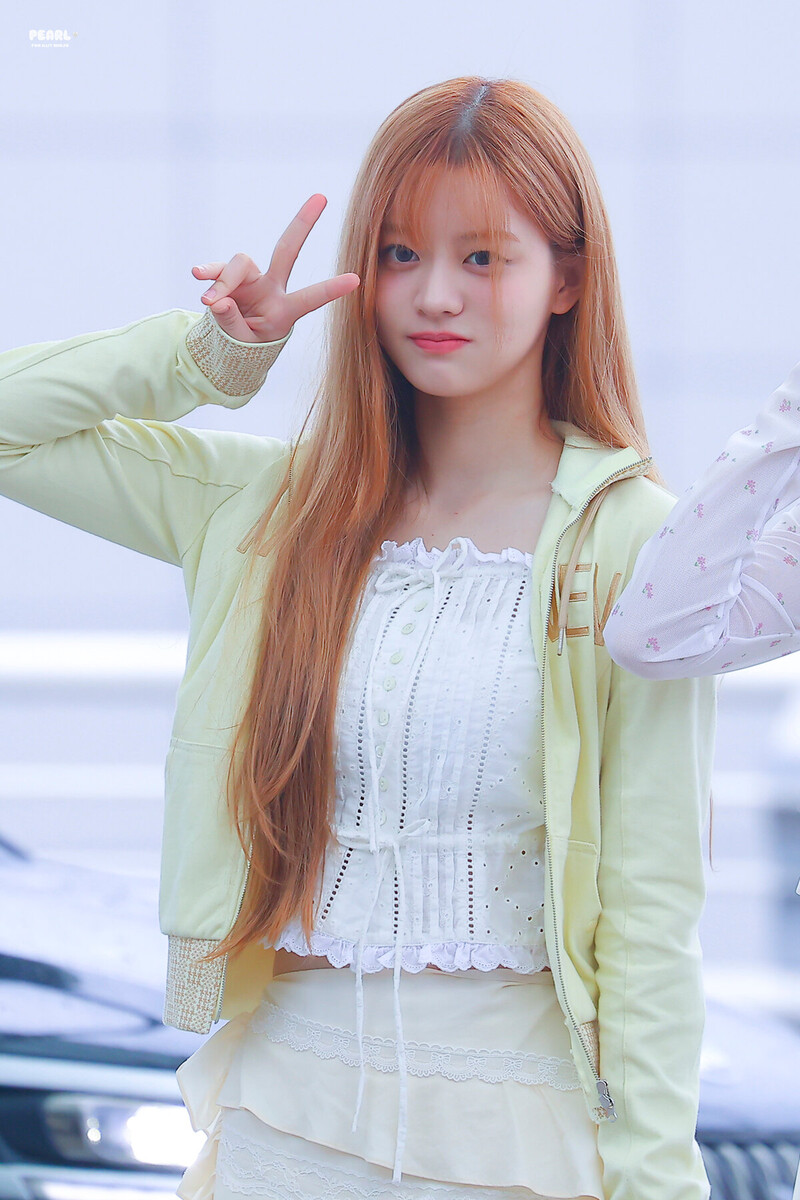 240718 ILLIT Minju at Incheon International Airport documents 4