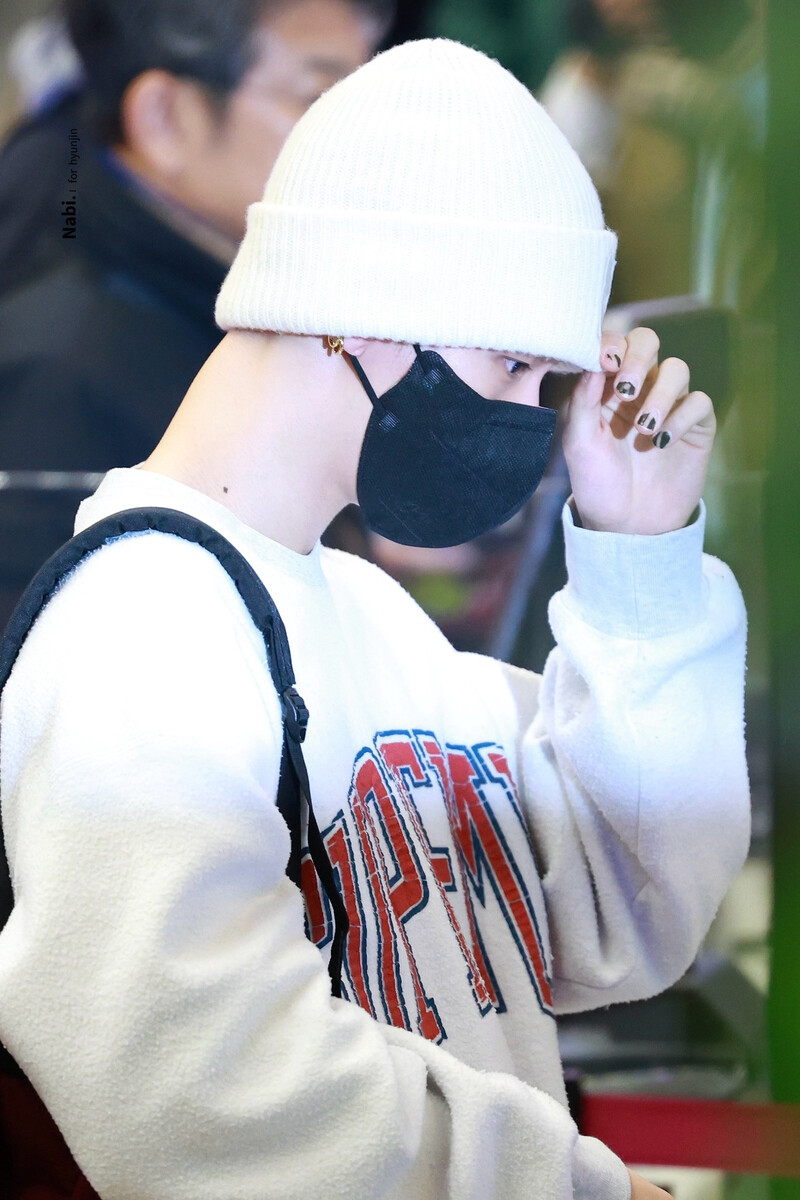 241227 StrayKids Hyunjin at Airport documents 5