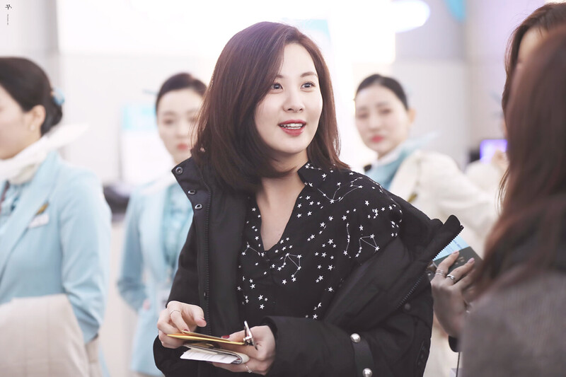 171204 Girls' Generation Seohyun at Incheon Airport documents 5