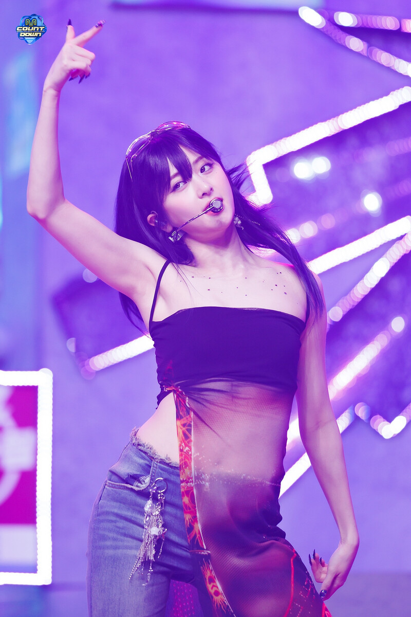 240905 LE SSERAFIM Yunjin - 'CRAZY' + '1-800-hot-n-fun' at M COUNTDOWN documents 2