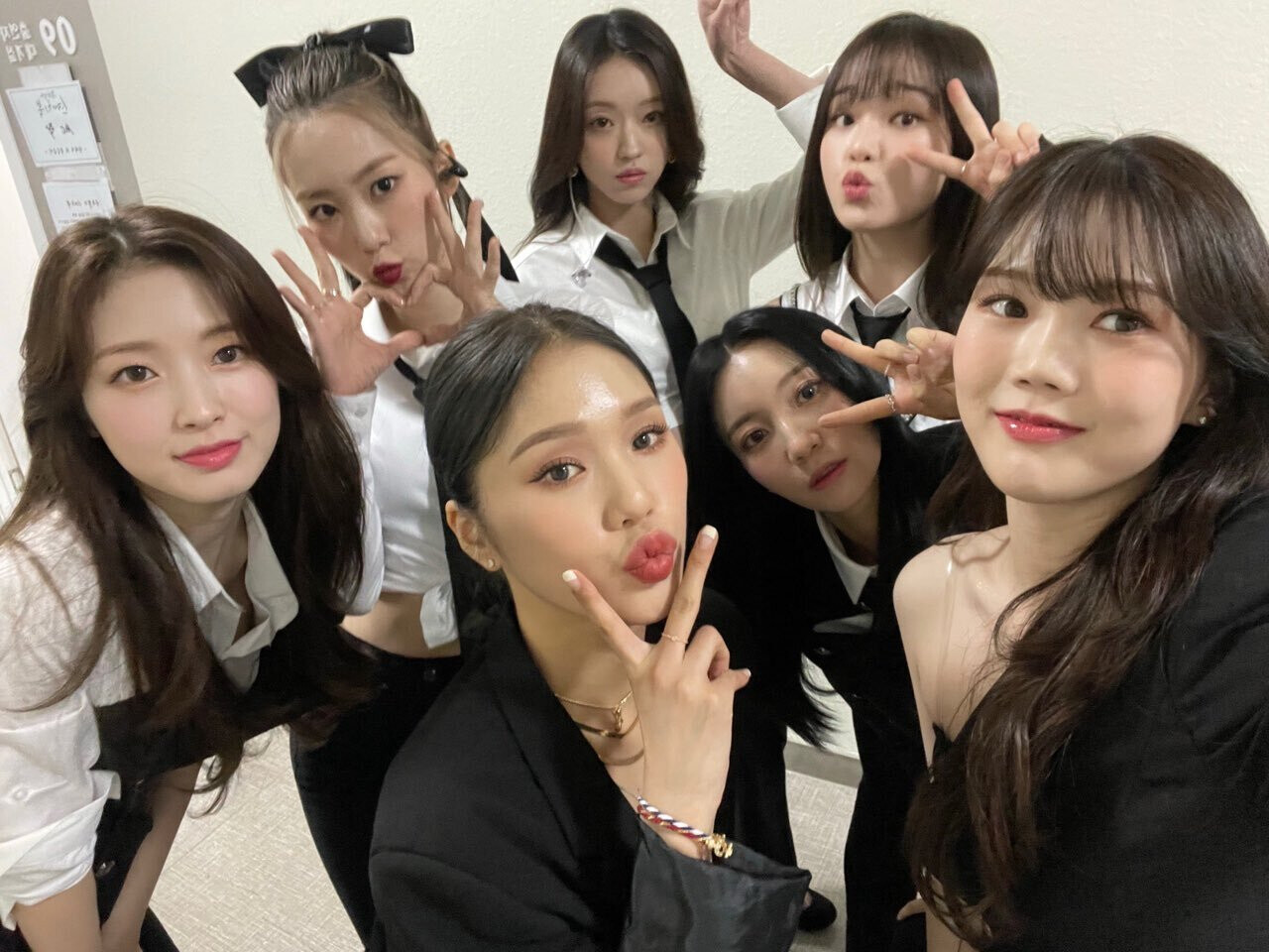 220401 OH MY GIRL Twitter Update | kpopping