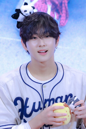 240803 JUNGWON AT YIZHIYU OFFLINE FANSIGN