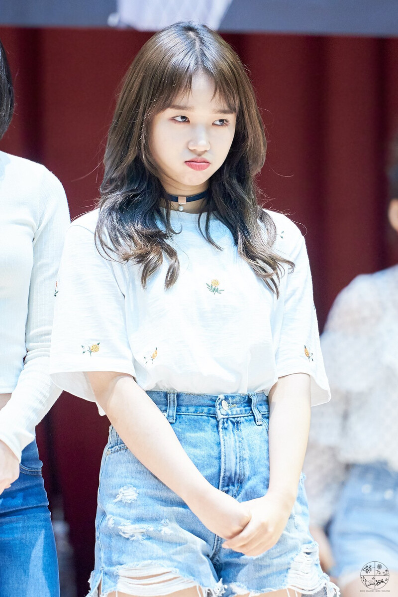 180429 Weki Meki Yoojung at Hongdae 'Lucky' Fansign documents 1