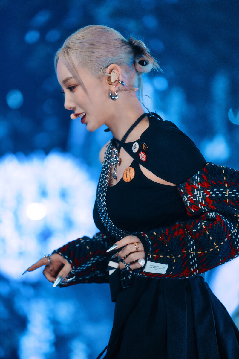 220220 Taeyeon - 'INVU' at Inkigayo documents 7