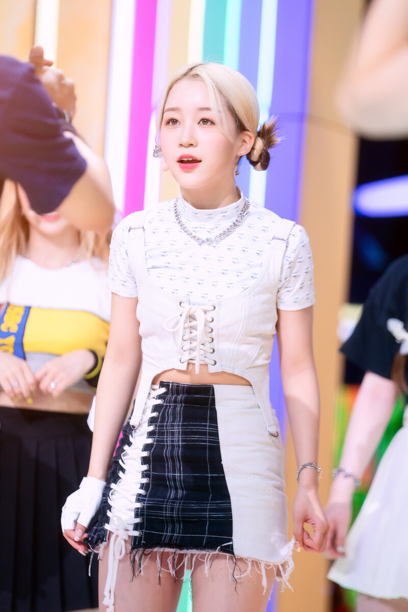 220703 Kep1er Hikaru 'Up!' at Inkigayo documents 25