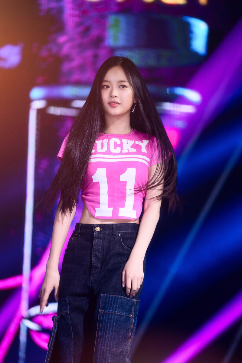 220807 NewJeans Hanni 'Attention' at Inkigayo documents 6