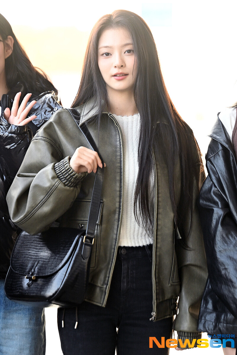 241109 fromis_9 Nagyung at Gimpo International Airport documents 1