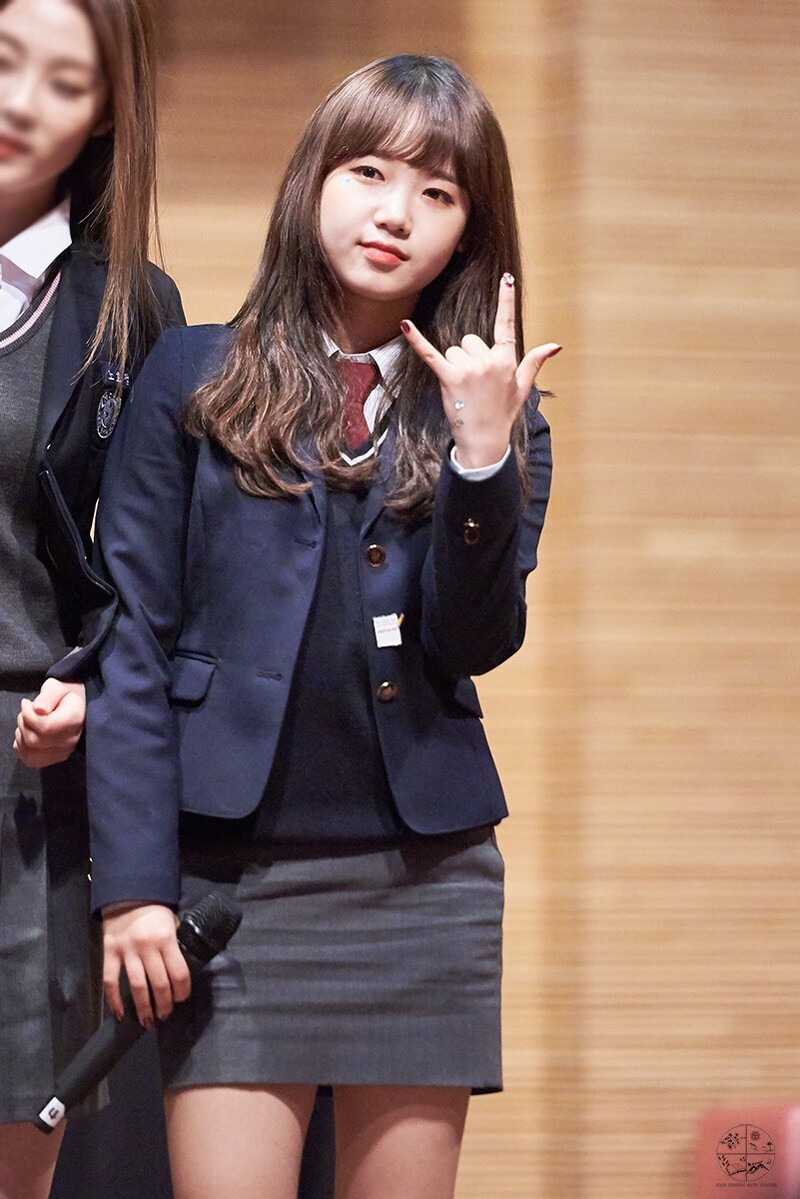 180519 Weki Meki Yoojung at 'Lucky' Gangbyeon Fansign documents 3