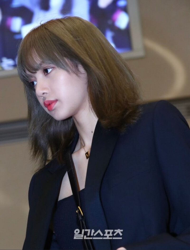 190626 - LISA at Airport Incheon back From Paris documents 6