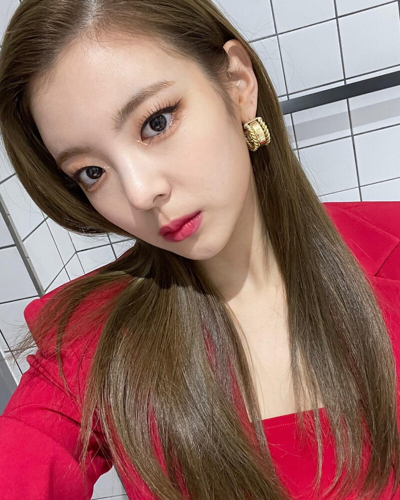 210601 ITZY Instagram Update - Lia documents 5