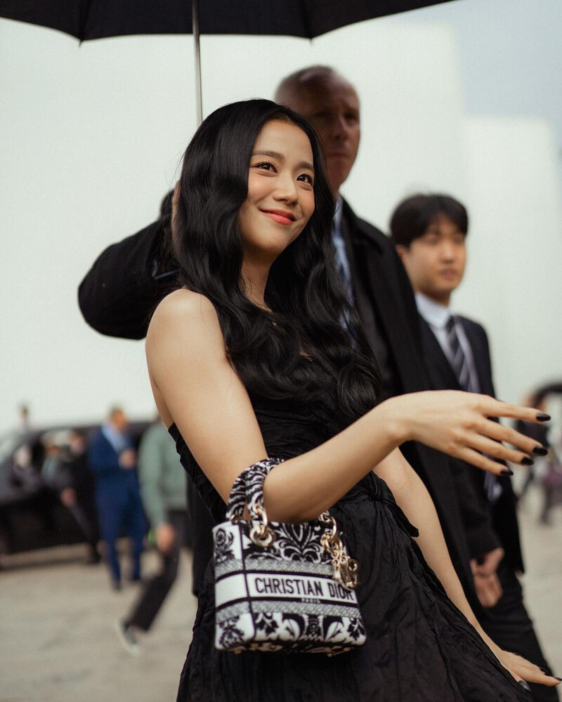 220927 BLACKPINK Jisoo at DIOR SS23 Show in Paris documents 4