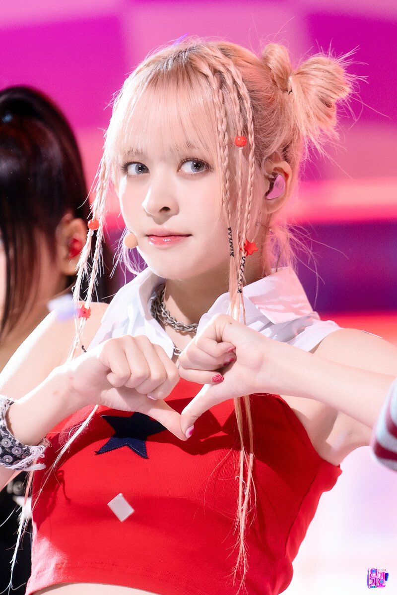 230326 NMIXX Lily - 'Love Me Like This' at Inkigayo documents 2