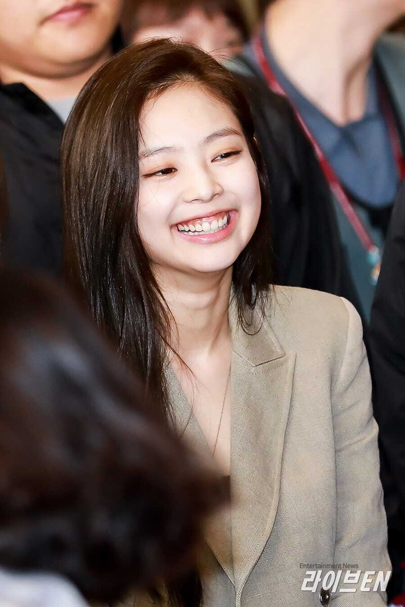 180420 - JENNIE Airport documents 24