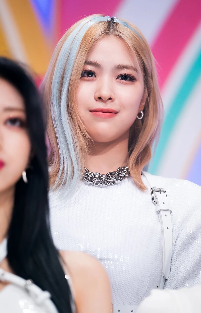 210502 ITZY 'Mafia In the morning' at Inkigayo documents 21