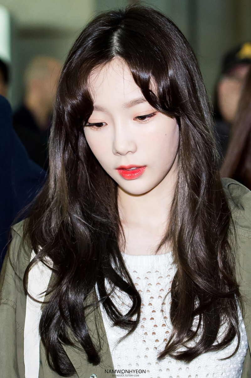 170401 Girls' Generation Taeyeon at Incheon Airport documents 4