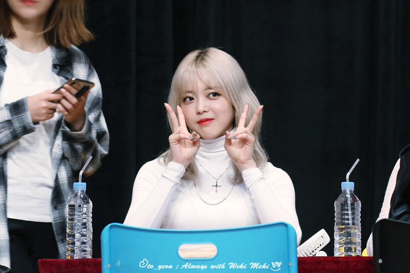 181125 Weki Meki Suyeon at Busan 'KISS, KICKS' Fansign documents 2