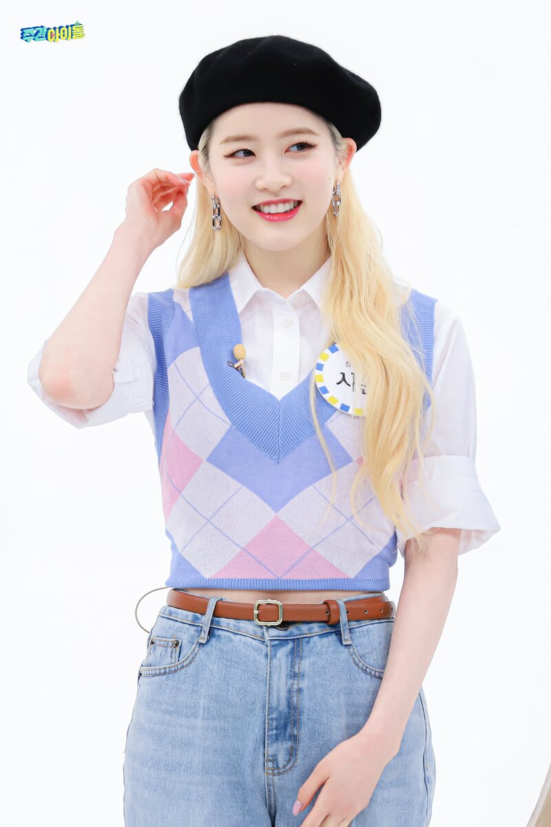 220301 MBC Naver - STAYC at Weekly Idol documents 17