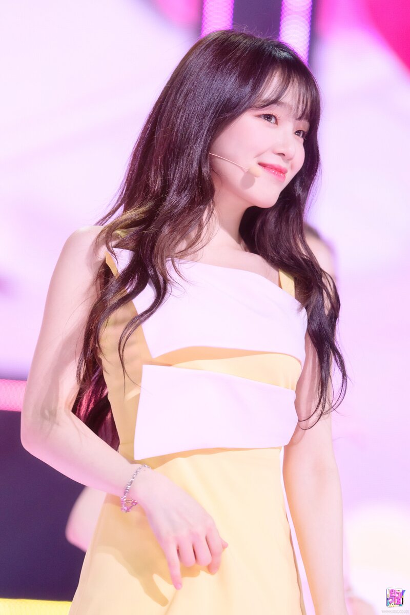 220410 OH MY GIRL Seunghee - 'Real Love' at Inkigayo documents 4