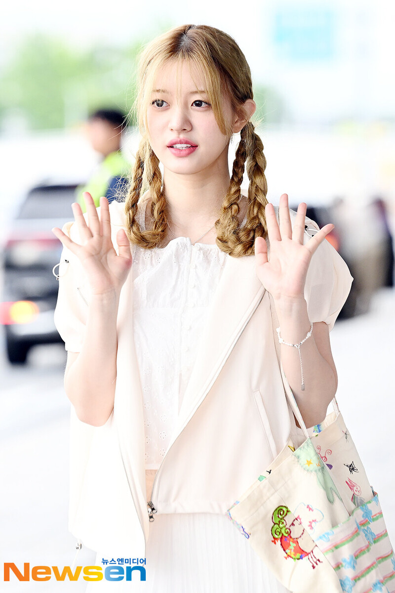 240705 ILLIT Minju at Gimpo International Airport documents 3