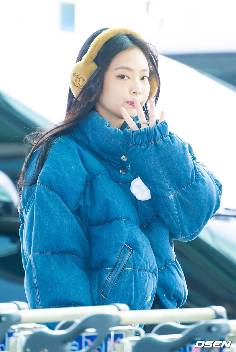 241110 JENNIE at Incheon Airport documents 9