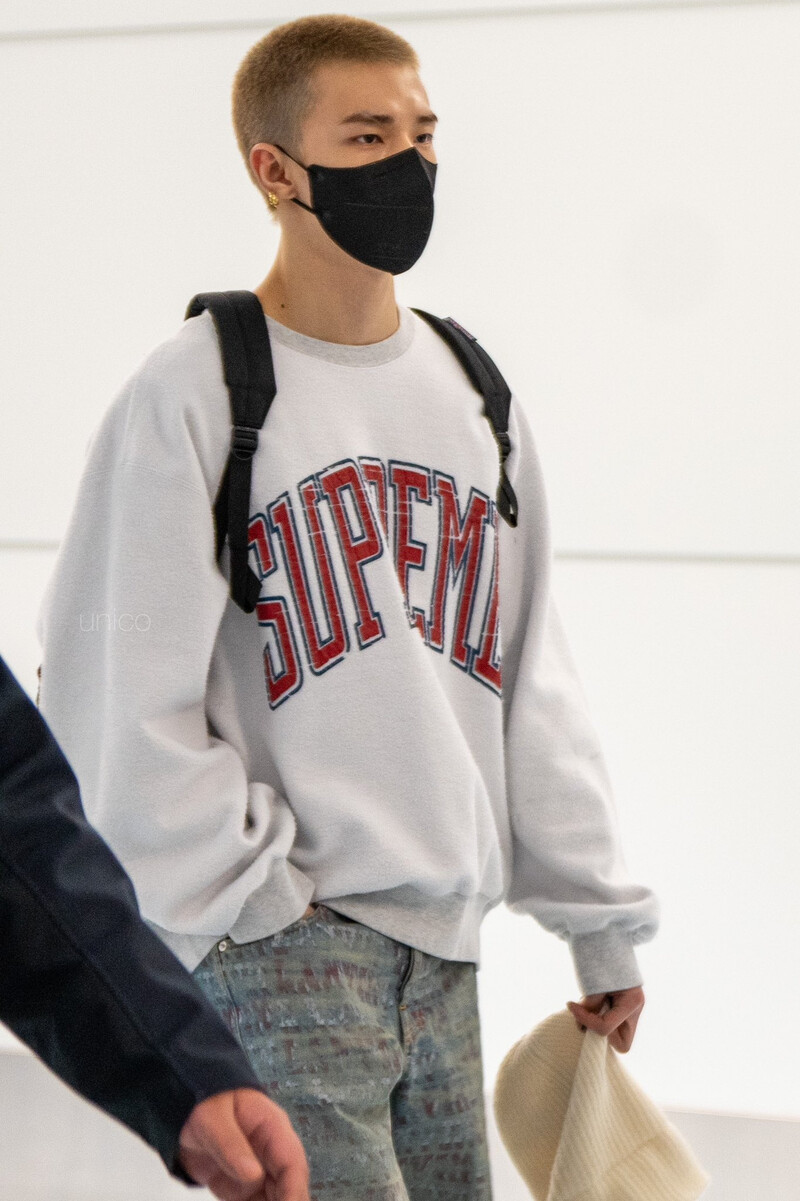 241227 StrayKids Hyunjin at Airport documents 3