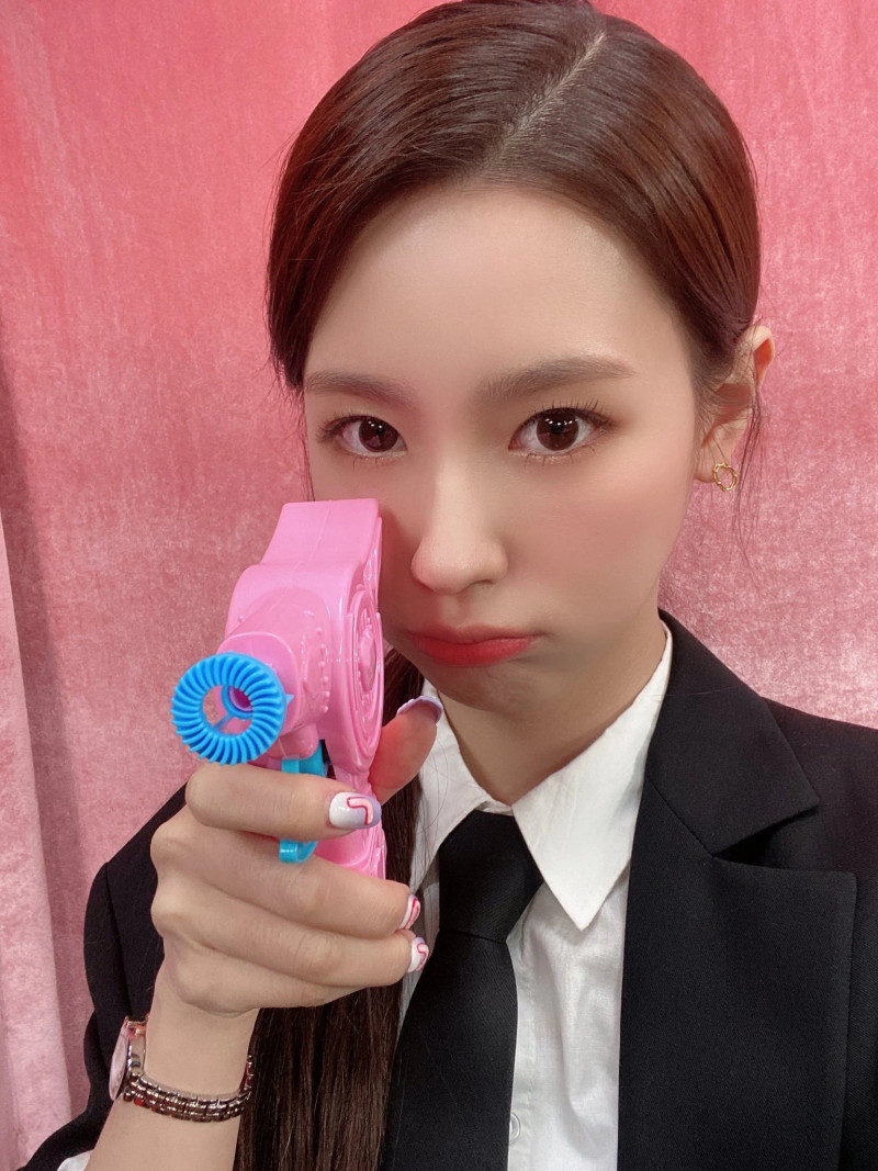 210420 (G)I-DLE Twitter Update - Miyeon documents 4