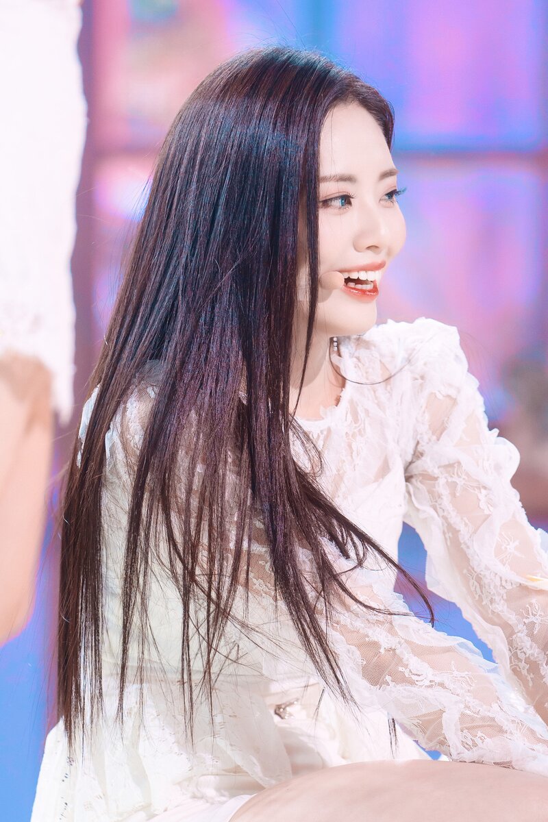 220123 fromis_9 Jiwon - 'DM' at Inkigayo documents 12