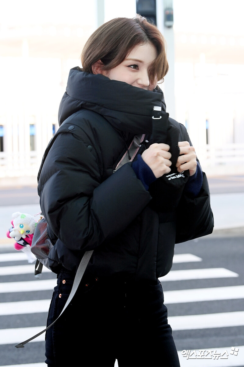 250102 Jeon Somi at Incheon Airport documents 2