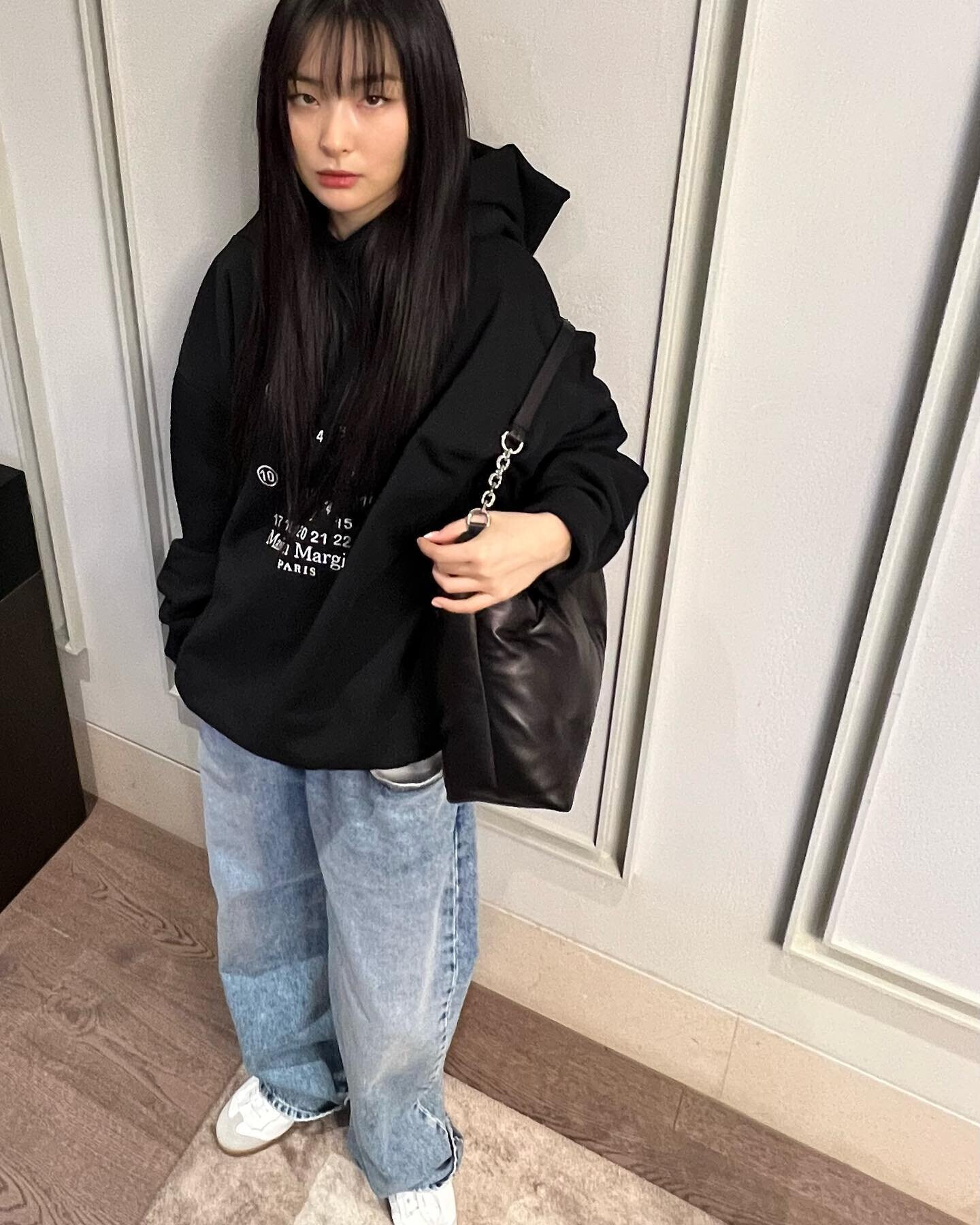 Seulgi (Red Velvet) diện hoodie đen