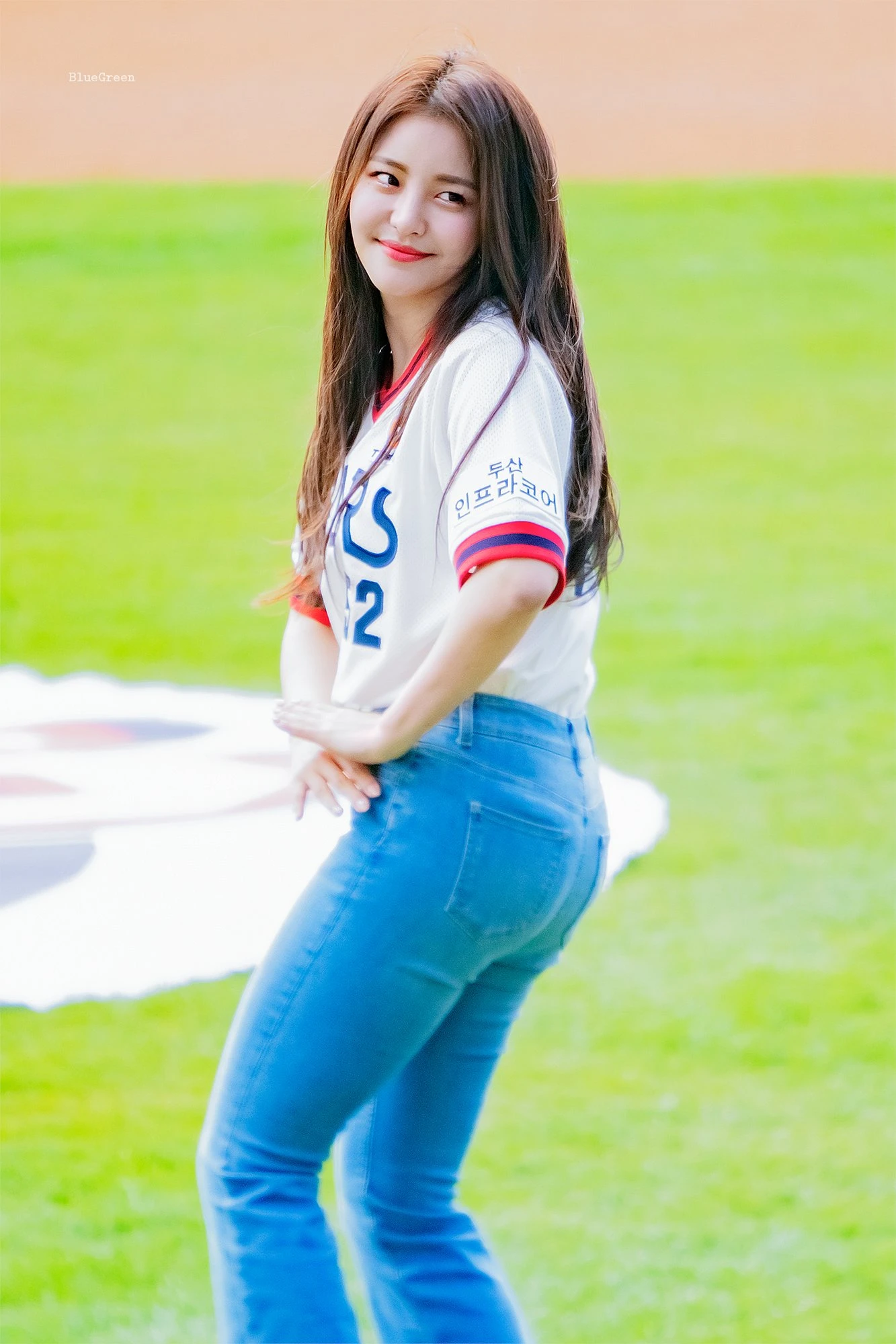 210404 Brave Girls Yujeong - First pitch for Doosan Bears