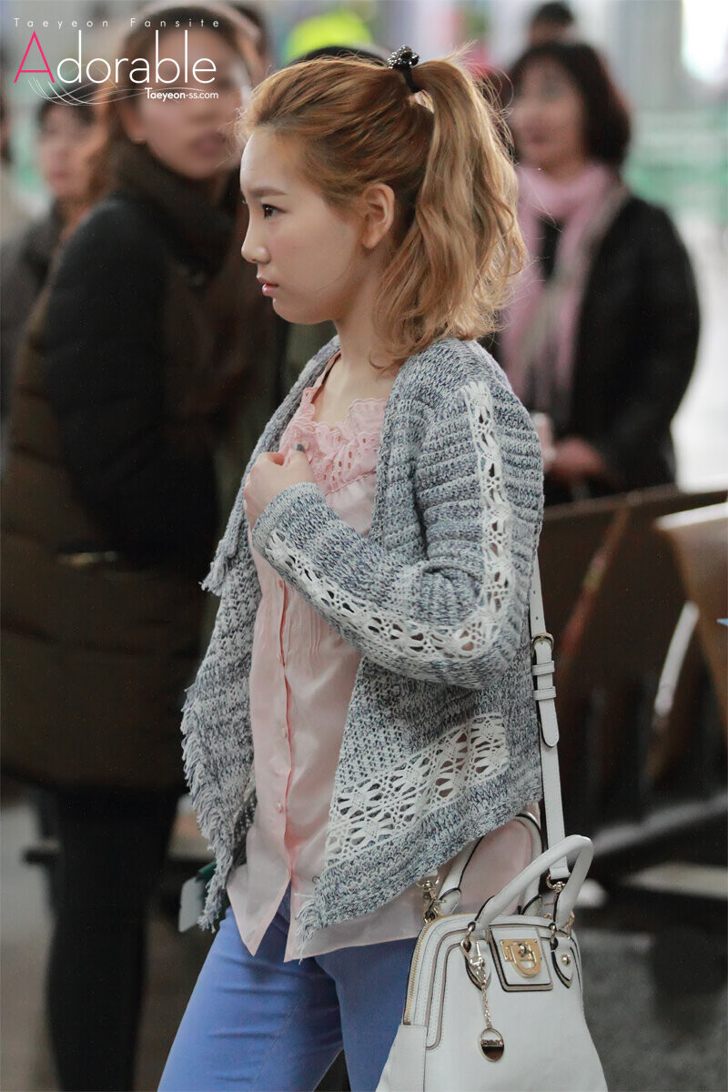 130329 Girls' Generation Taeyeon at Incheon Airport documents 1