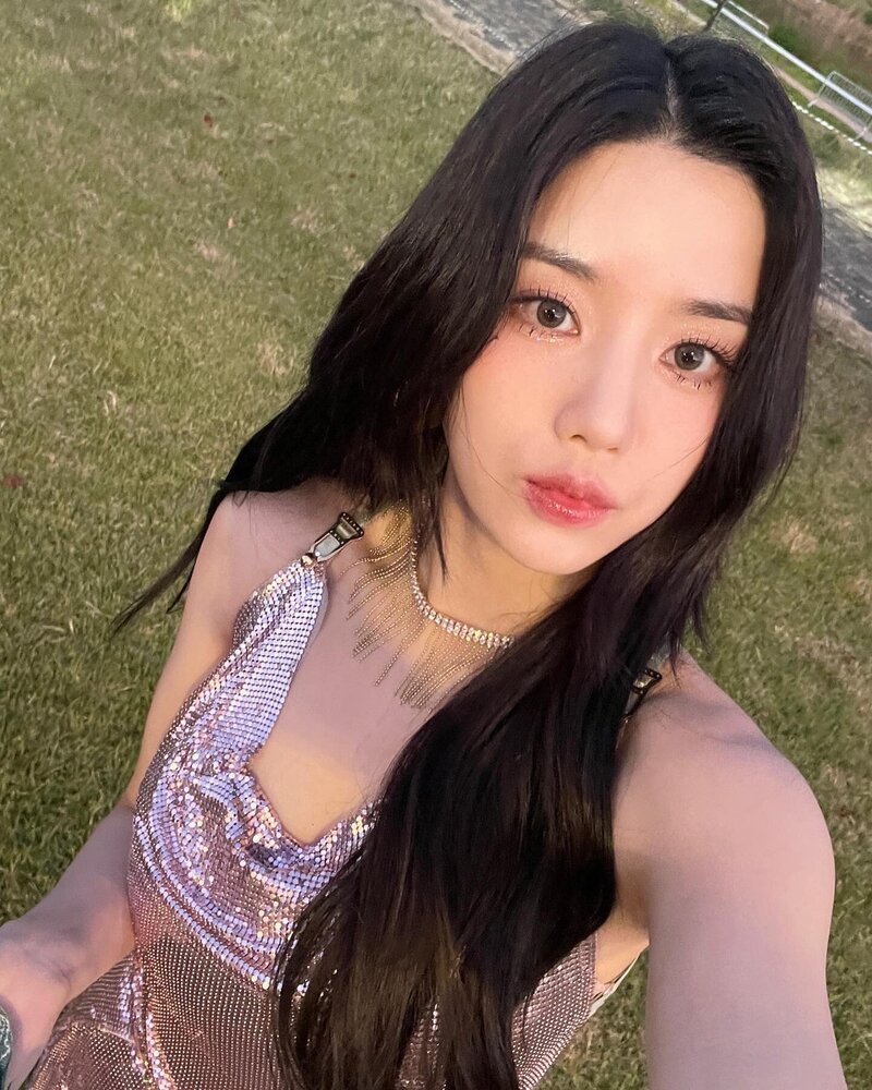221025 Kwon Eunbi Instagram Update with Chaewon & Sakura documents 5