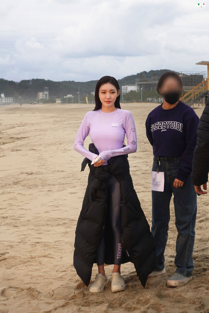 220831 MNH Naver Post - Chungha - BARREL Photoshoot Behind documents 21