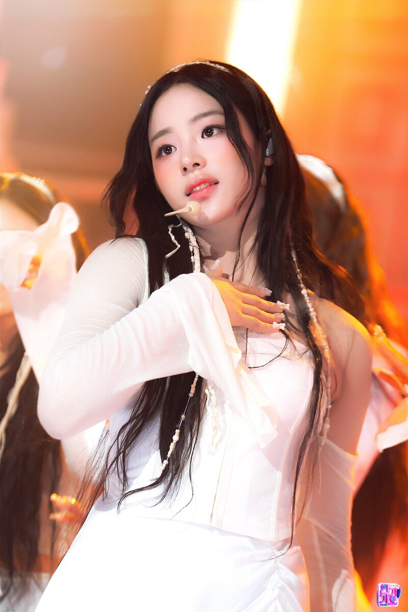 230723 NewJeans Minji - 'Cool With You' at Inkigayo documents 1