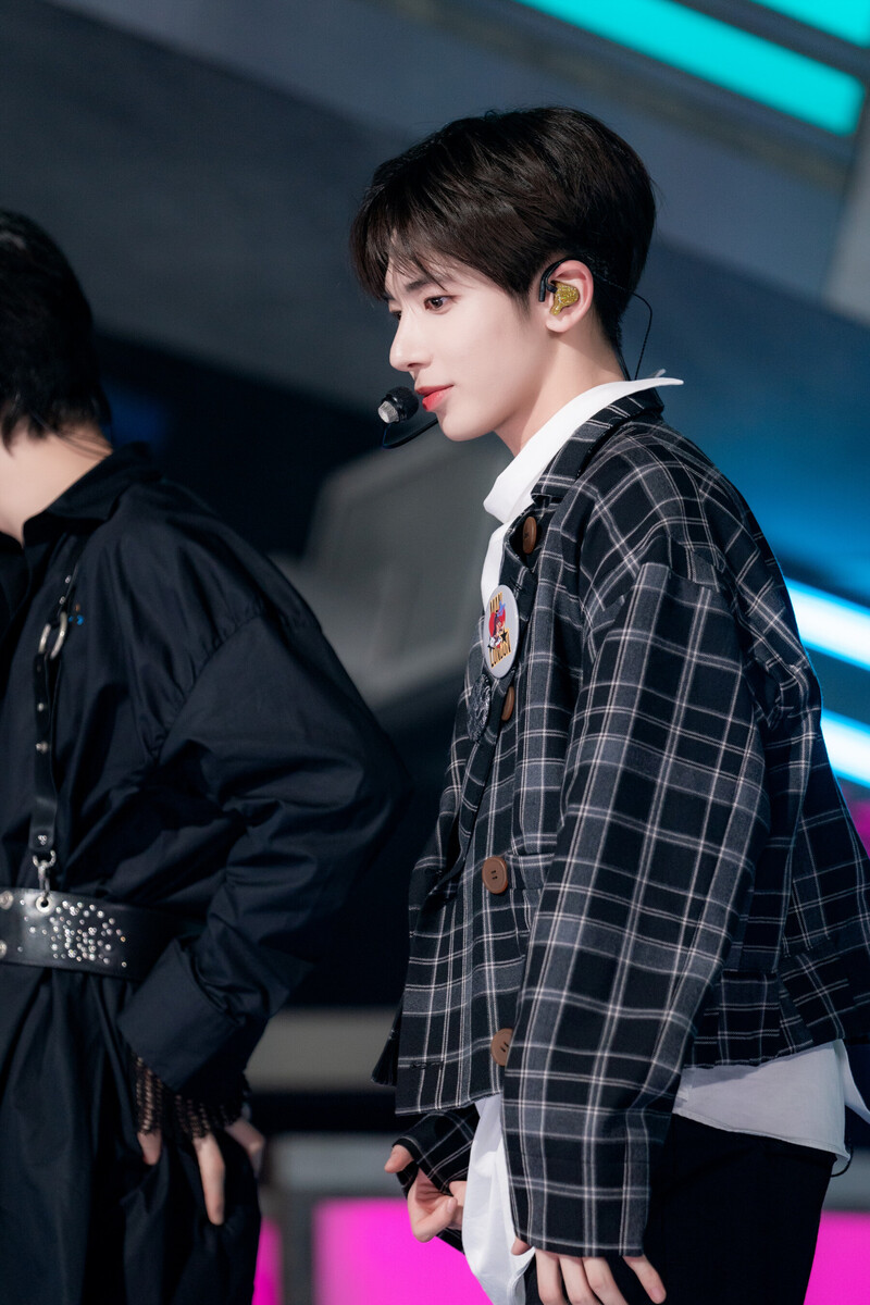 231015 TXT Taehyun - 'Back for More' and 'Chasing That Feeling' at Inkigayo documents 4