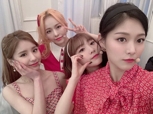 201204 LOOΠΔ's HeeJin, ViVi, Yeojin, Hyunjin Twitter Update